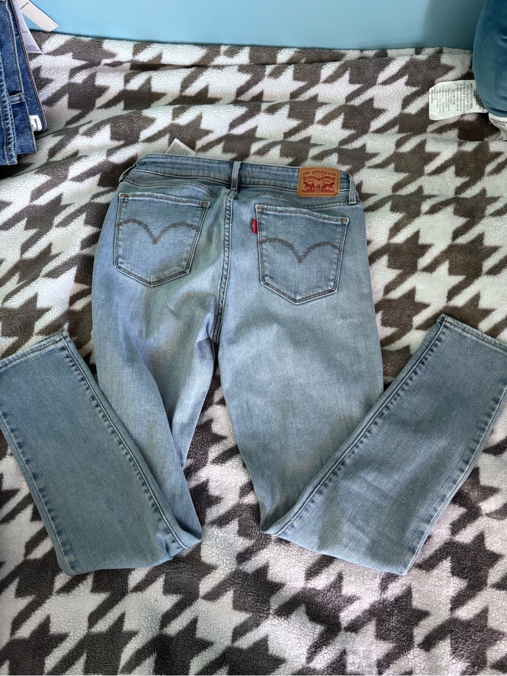 Levi's Light Blue Skinny Jeans with Knee Distress - Picture 2 of 3